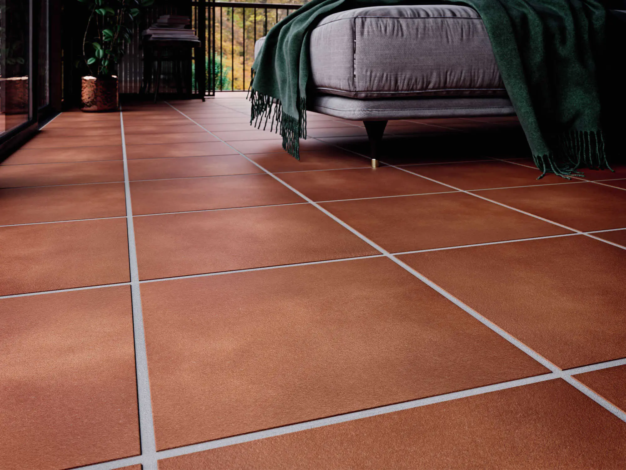 Non lavare i pavimenti con acqua troppo calda: ecco perché SP - Secchio con acqua fumante su pavimento